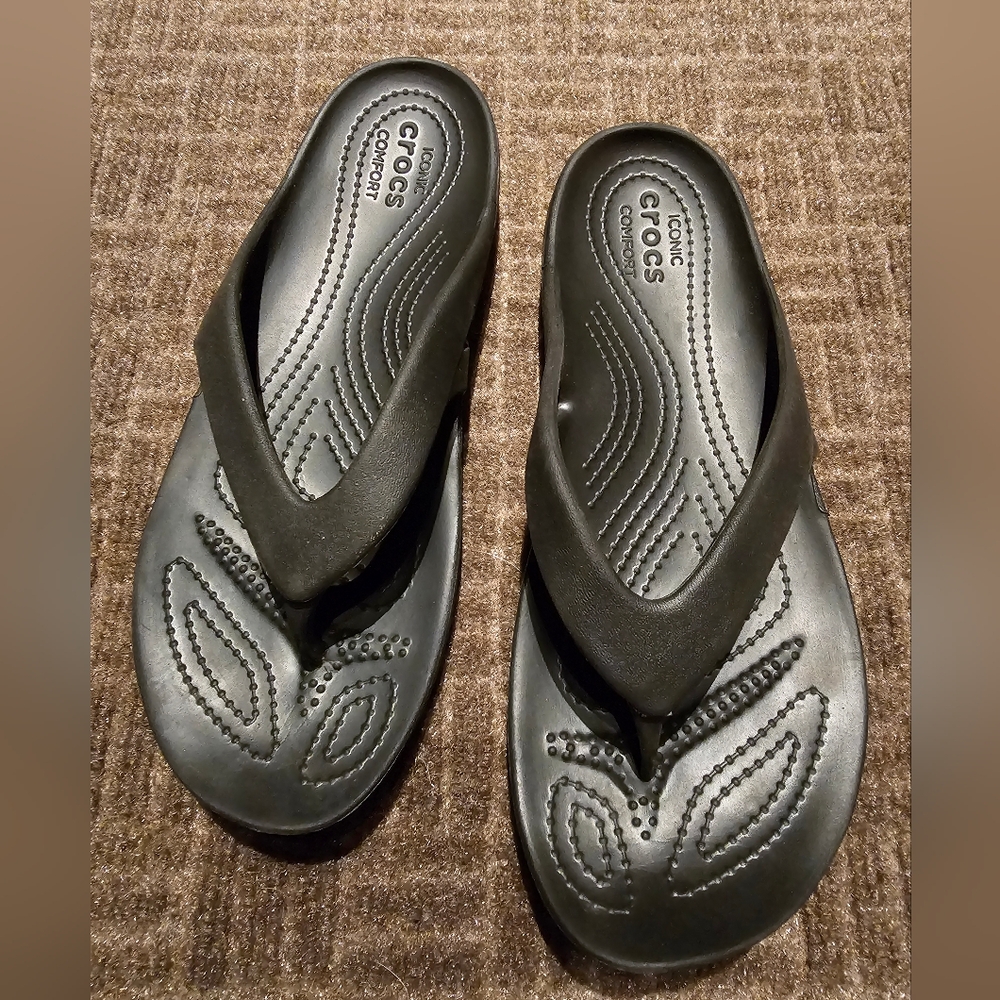 Womens crocs Flip-flops size 8, black